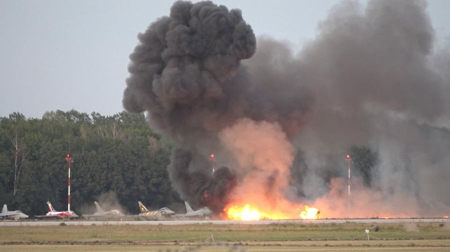 Asap mengepul setelah jet tempur F-16 Angkatan Udara Polandia jatuh saat latihan untuk Pertunjukan Udara tahunan Radom, menewaskan pilotnya, di Radom, Polandia, 28 Agustus 2025, dalam gambar diam yang diperoleh dari video media sosial. (EPRA SKYLINE/Damian Banasik via REUTERS)