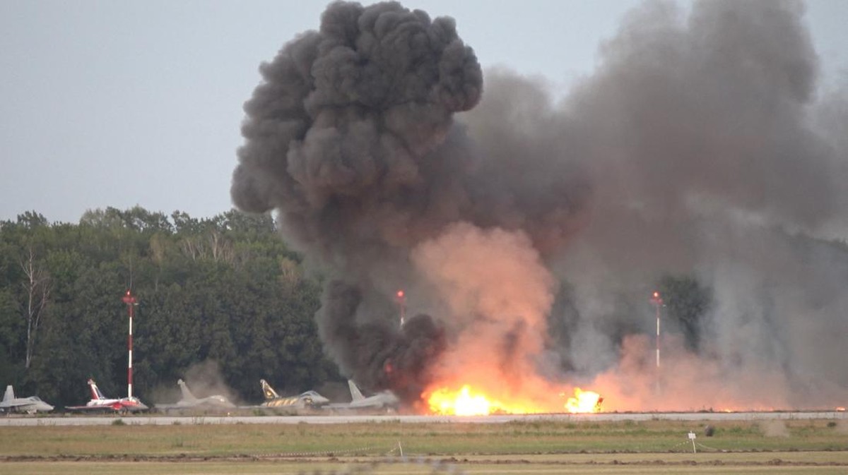 Detik-Detik Jet Tempur F-16 Jatuh dan Meledak di Landasan, Api Membara