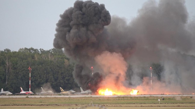Asap mengepul setelah jet tempur F-16 Angkatan Udara Polandia jatuh saat latihan untuk Pertunjukan Udara tahunan Radom, menewaskan pilotnya, di Radom, Polandia, 28 Agustus 2025, dalam gambar diam yang diperoleh dari video media sosial. (EPRA SKYLINE/Damian Banasik via REUTERS)