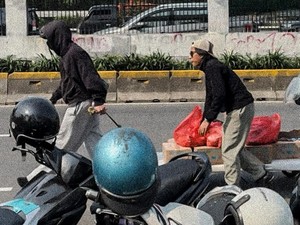 Video: Atta Halilintar-Reza Arap Bagikan Makanan ke Massa Aksi Demo