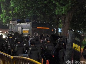 Brimob Bergerak Sisir Kwitang, Demonstran Berhamburan