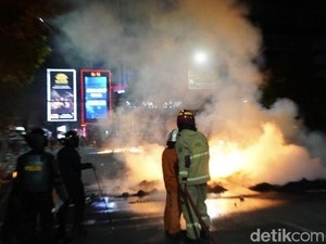 Damkar Bantu Padamkan 3 Titik Api di Jalan Basuki Rahmat Surabaya