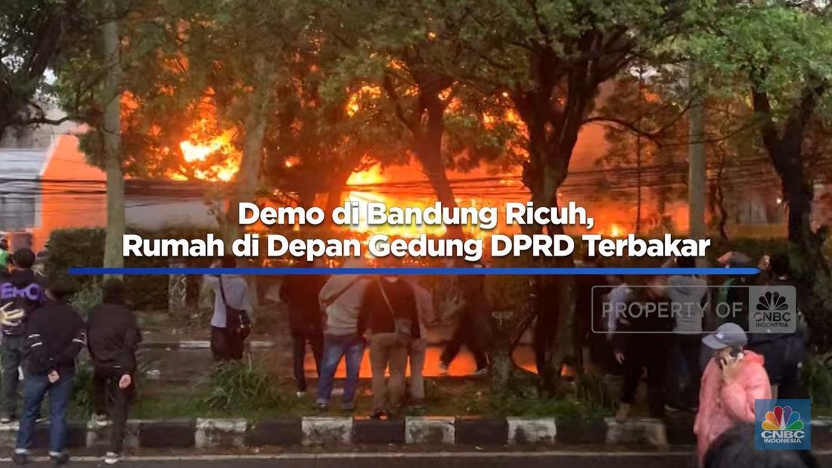 Video: Demo di Bandung Ricuh, Rumah di Depan Gedung DPRD Terbakar