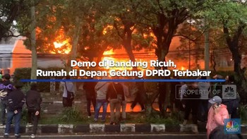 Video: Demo di Bandung Ricuh, Rumah di Depan Gedung DPRD Terbakar