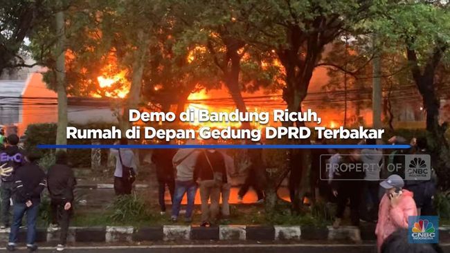 Video: Demo di Bandung Ricuh, Rumah di Depan Gedung DPRD Terbakar