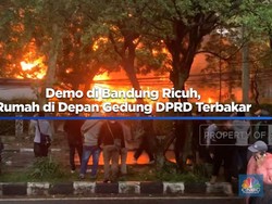 Video: Demo di Bandung Ricuh, Rumah di Depan Gedung DPRD Terbakar