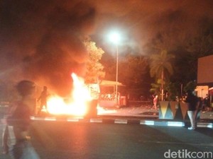 Ricuh di DPRD Makassar, Massa Bakar Sejumlah Motor-Rusak Pagar dan Videotron