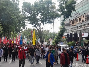 Ratusan Mahasiswa juga Demo di Kantor DPRD Medan