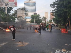Demo di Flyover Makassar, Massa Tutup Satu Jalur Jalan Urip Sumoharjo