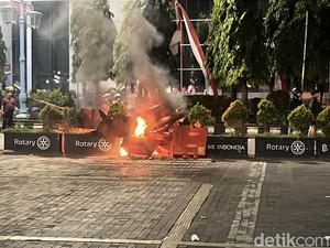 Massa Bakar Water Barier di Bundaran Gladak Solo