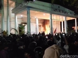 Demo di Kota Tegal Sempat Ricuh, Gedung DPRD Dilempar Bom Molotov