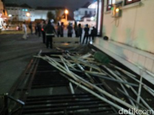 Demo di Magelang Kembali Panas, Massa Lempari Polisi Pakai Batu-Bambu