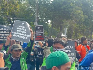 Ratusan Massa Gelar Aksi Solidaritas untuk Affan di Depan Grahadi