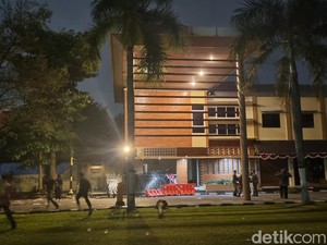 Tak Terlihat Pasukan Berseragam Brimob Amankan Demo di Polda DIY