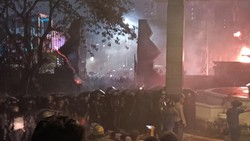 Demo di Polda Metro Ricuh, Batu Beterbangan-Petasan Meletus