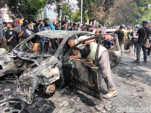 Potret Mobil Gosong Dibakar Massa Dekat Mako Brimob Kwitang