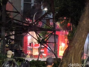 Gerbang Depan Brimob Kwitang Terbakar di Tengah Demo