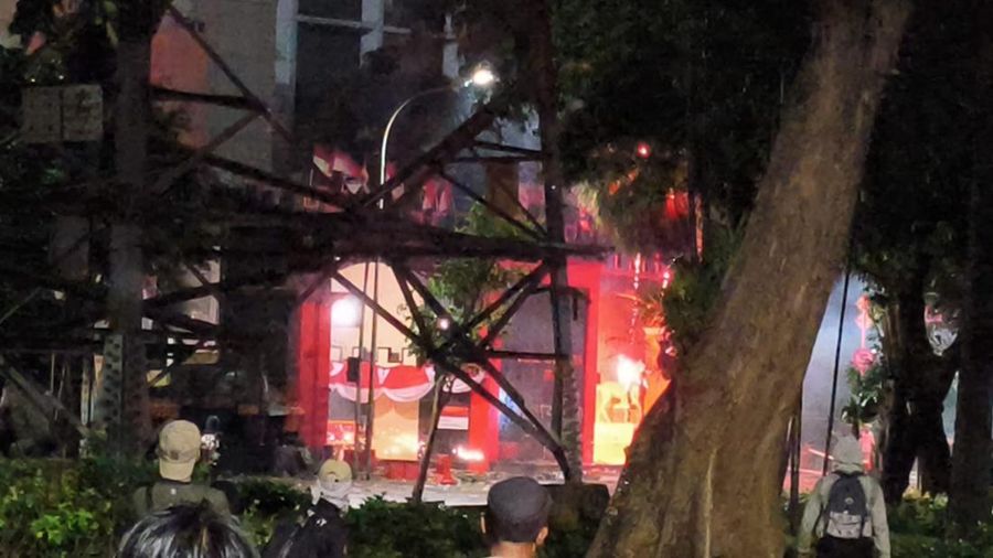 Gapura Mako Brimob terbakar di tengah demo. (Dok. Detikcom/Kurniawan Fadilah)