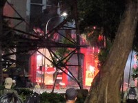 Gerbang Brimob Kwitang Terbakar-Massa di Polda Metro Dipukul Mundur