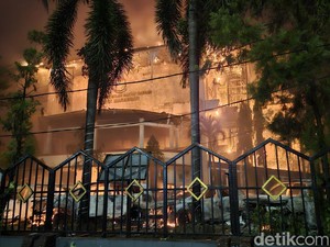 Aksi Massa Berujung Pembakaran Kantor DPRD Makassar, 3 Orang Tewas