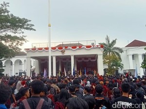 Demo di Depan Rujab Gubernur Gorontalo, Mahasiswa-Satpol PP Saling Dorong