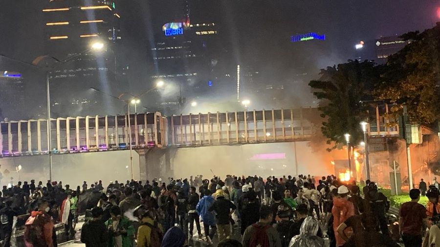 Halte Transjakarta di depan Polda Metro Jaya dibakar massa pendemo Jumat (29/8/2025) malam ini. (Dok. Detikcom/Mulia)