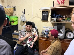 Anggota DPRD DKI Kenneth Beri Santunan untuk Keluarga Ojol Affan Kurniawan