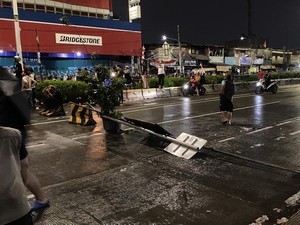Massa Tutup Jalan Otista Arah Kampung Melayu Jaktim, Pengendara Putar Balik