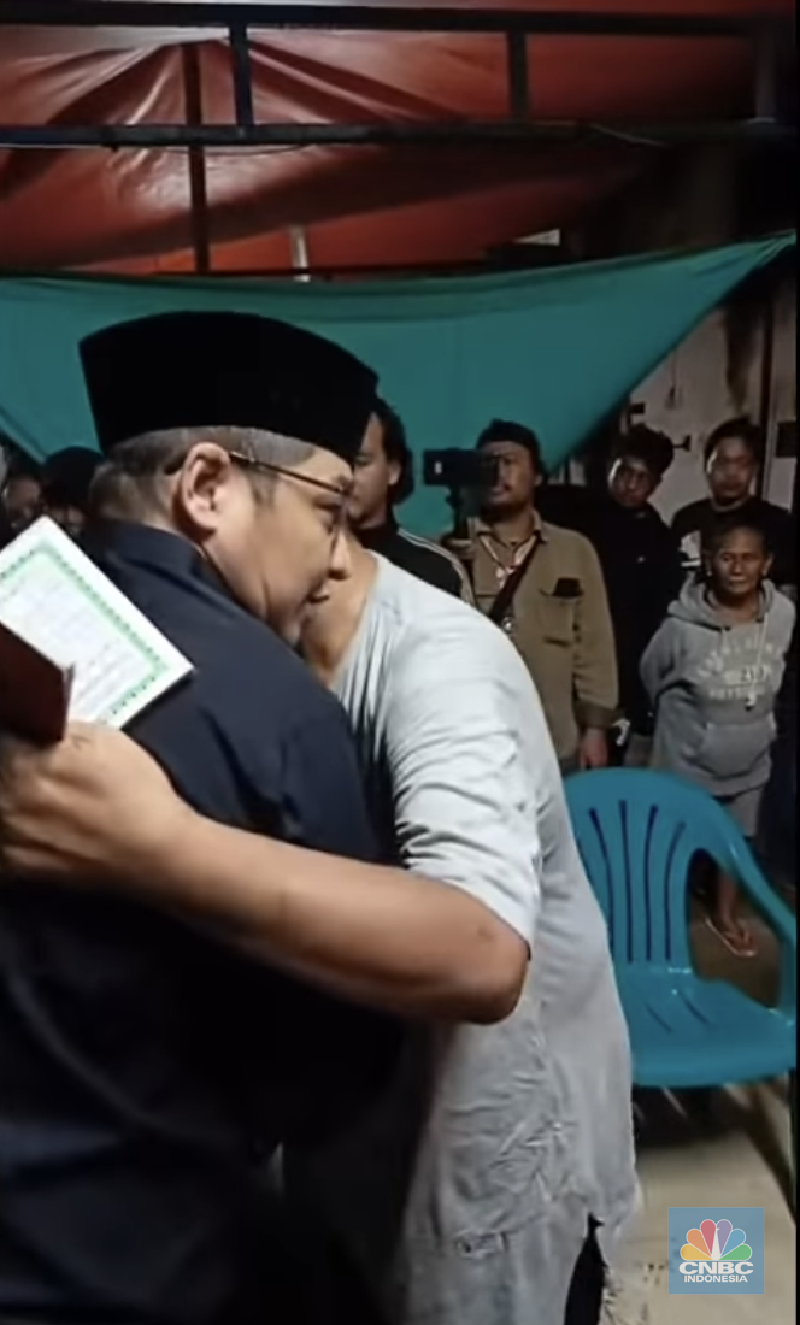 Suasana pemakaman driver ojek online Affan Kuurniawan yang meninggal dunia di TPU Karet Bivak, Jakarta, Jumat (29/8/2025). (CNBC Indonesia/Faisal Rahman) Suasana pemakaman driver ojek online Affan Kuurniawan yang meninggal dunia di TPU Karet Bivak, Jakarta, Jumat (29/8/2025). (CNBC Indonesia/Faisal Rahman)