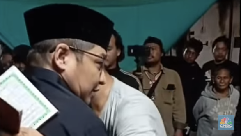 Suasana pemakaman driver ojek online Affan Kuurniawan yang meninggal dunia di TPU Karet Bivak, Jakarta, Jumat (29/8/2025). (CNBC Indonesia/Faisal Rahman)