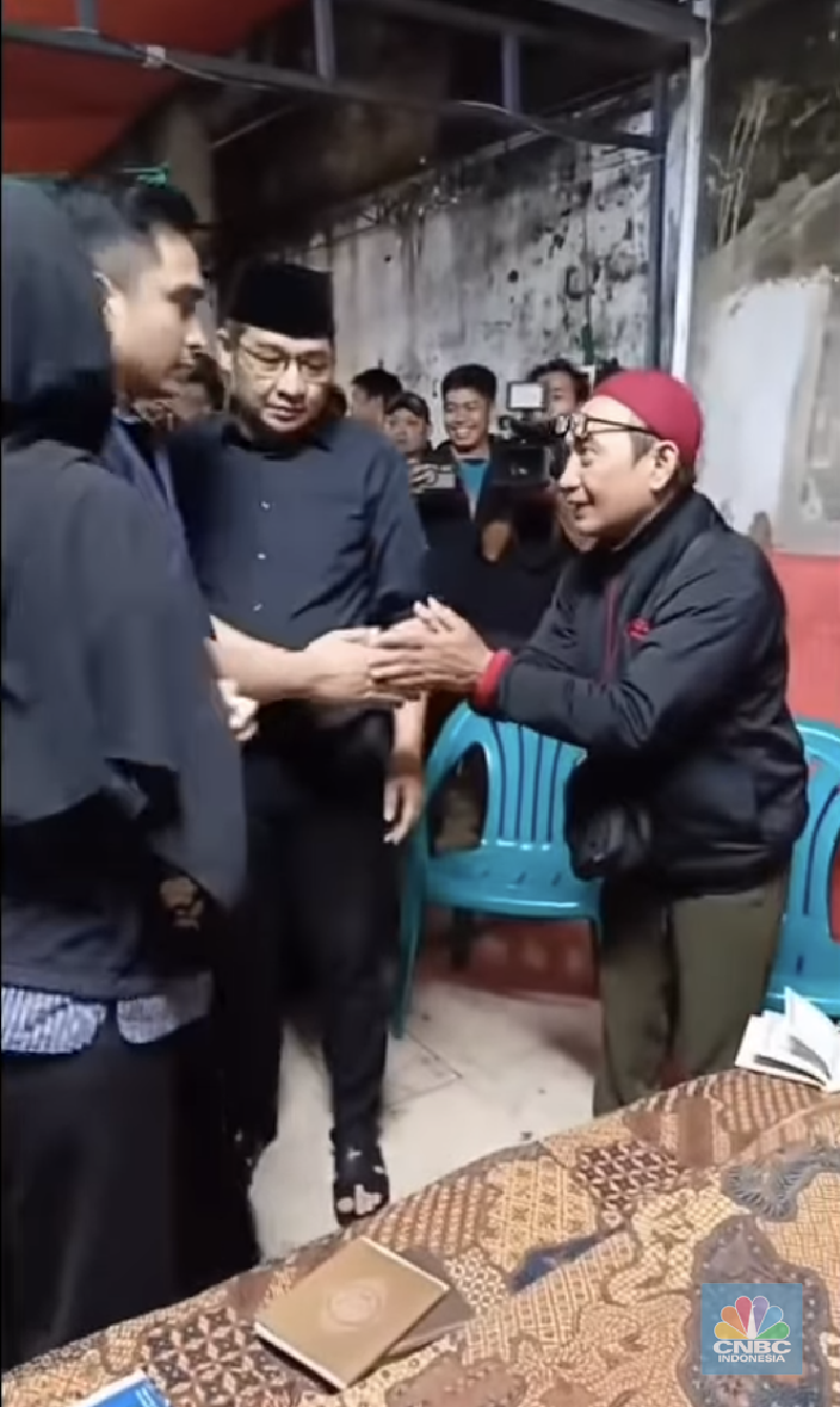 Suasana pemakaman driver ojek online Affan Kuurniawan yang meninggal dunia di TPU Karet Bivak, Jakarta, Jumat (29/8/2025). (CNBC Indonesia/Faisal Rahman) Suasana pemakaman driver ojek online Affan Kuurniawan yang meninggal dunia di TPU Karet Bivak, Jakarta, Jumat (29/8/2025). (CNBC Indonesia/Faisal Rahman)