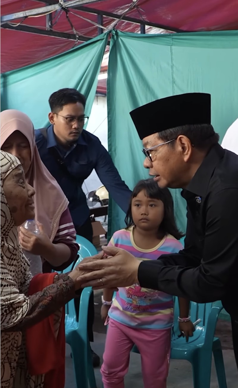 Suasana pemakaman driver ojek online Affan Kuurniawan yang meninggal dunia di TPU Karet Bivak, Jakarta, Jumat (29/8/2025). (CNBC Indonesia/Faisal Rahman) Suasana pemakaman driver ojek online Affan Kuurniawan yang meninggal dunia di TPU Karet Bivak, Jakarta, Jumat (29/8/2025). (CNBC Indonesia/Faisal Rahman)