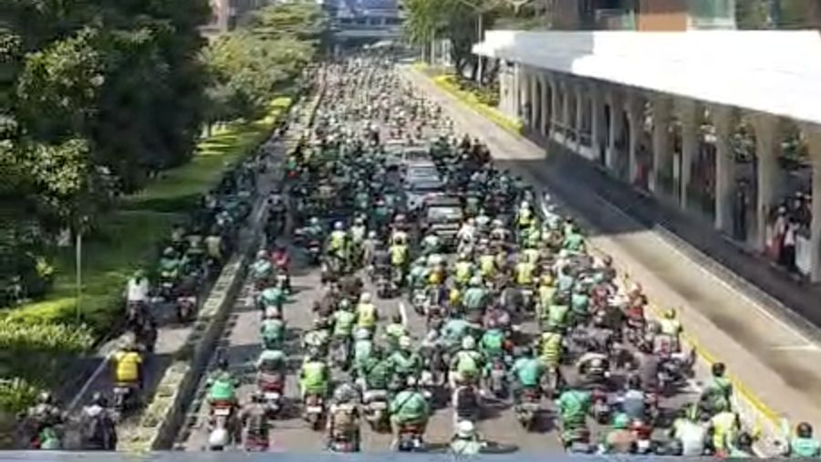 Iring-iringan Ribuan Driver Ojol mengantar jenazah Affan Kurniawan yang meninggal karena dilindas kendaraan taktis (rantis) Barracuda Brimob di sepanjang jalan Sudirman-Thamrin, Jakarta Jumat, 29/8. (Ist)