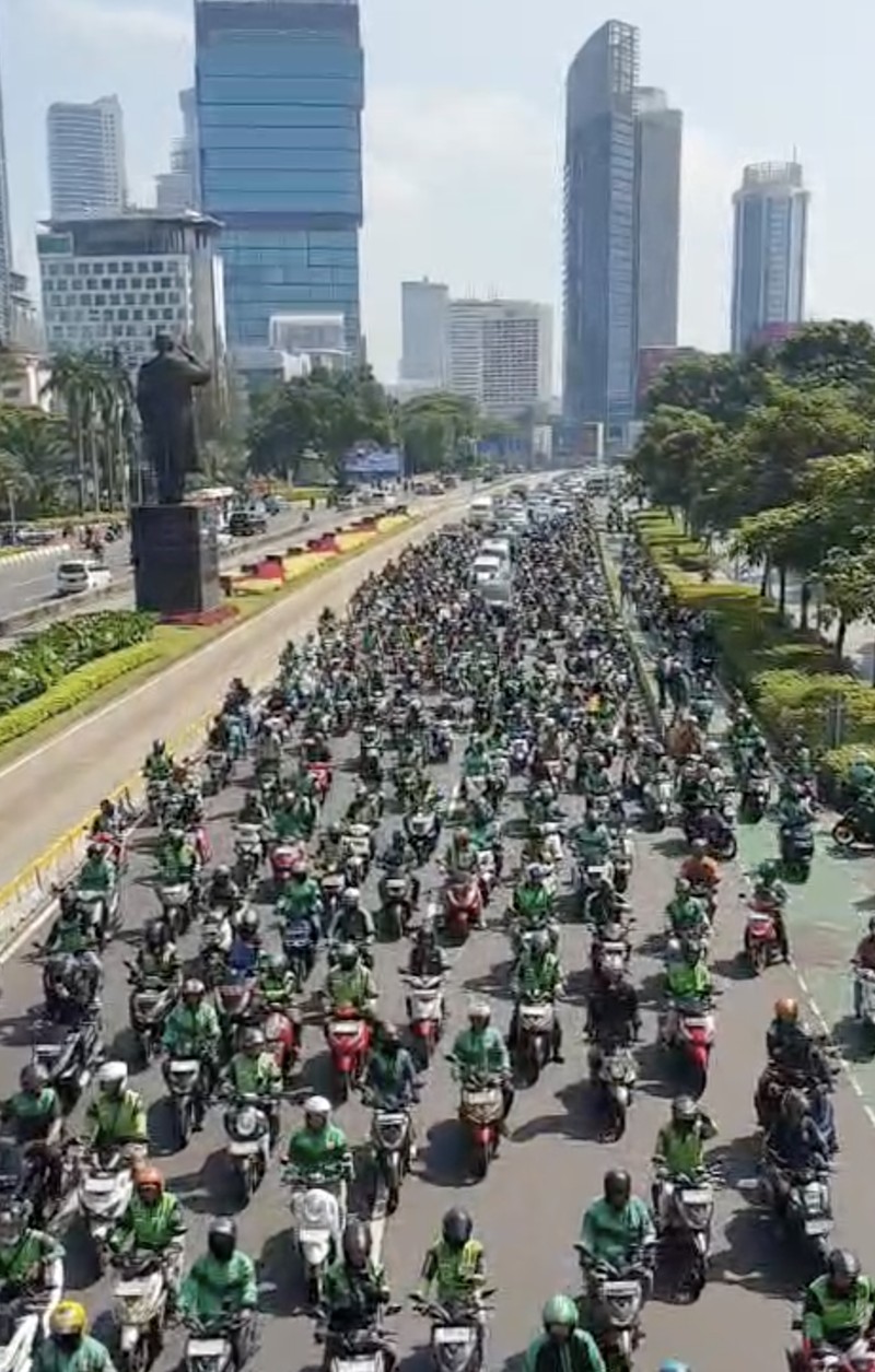 Iring-iringan Ribuan Driver Ojol mengantar jenazah Affan Kurniawan yang meninggal karena dilindas kendaraan taktis (rantis) Barracuda Brimob di sepanjang jalan Sudirman-Thamrin, Jakarta Jumat, 29/8. (Ist) Iring-iringan Ribuan Driver Ojol mengantar jenazah Affan Kurniawan yang meninggal karena dilindas kendaraan taktis (rantis) Barracuda Brimob di sepanjang jalan Sudirman-Thamrin, Jakarta Jumat, 29/8. (Ist)