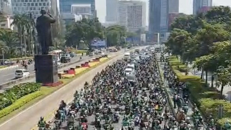 Iring-iringan Ribuan Driver Ojol mengantar jenazah Affan Kurniawan yang meninggal karena dilindas kendaraan taktis (rantis) Barracuda Brimob di sepanjang jalan Sudirman-Thamrin, Jakarta Jumat, 29/8. (Ist)