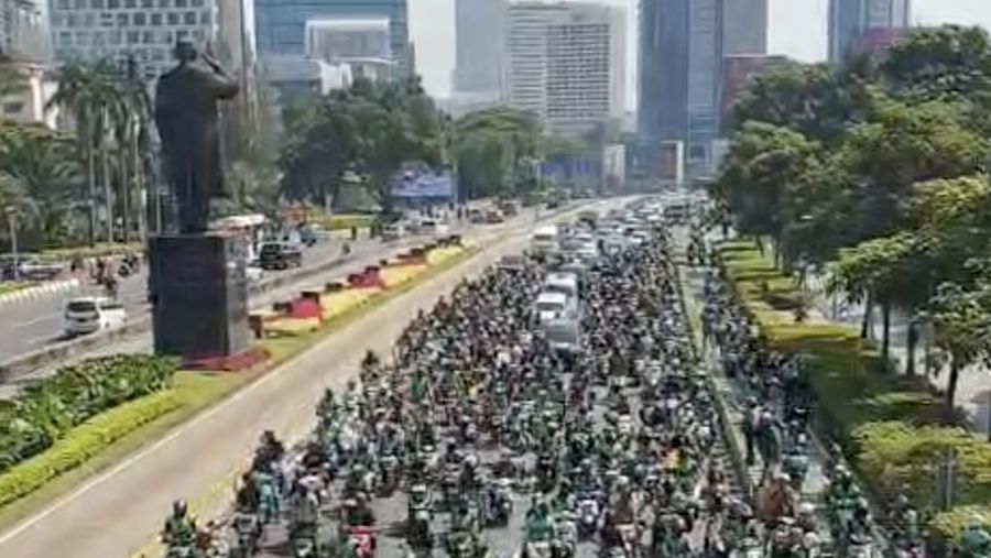 Iring-iringan Ribuan Driver Ojol mengantar jenazah Affan Kurniawan yang meninggal karena dilindas kendaraan taktis (rantis) Barracuda Brimob di sepanjang jalan Sudirman-Thamrin, Jakarta Jumat, 29/8. (Ist)