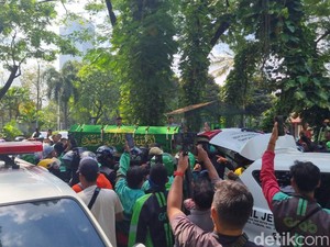 Diantar Iring-iringan Ojol, Jenazah Affan Kurniawan Tiba di TPU Karet Bivak