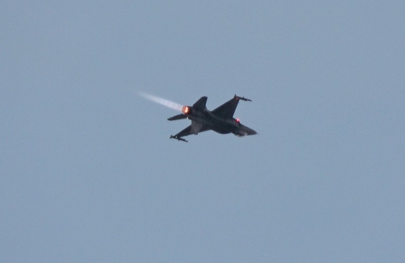Asap mengepul setelah jet tempur F-16 Angkatan Udara Polandia jatuh saat latihan untuk Pertunjukan Udara tahunan Radom, menewaskan pilotnya, di Radom, Polandia, 28 Agustus 2025, dalam gambar diam yang diperoleh dari video media sosial. Asap mengepul setelah jet tempur F-16 Angkatan Udara Polandia jatuh saat latihan untuk Pertunjukan Udara tahunan Radom, menewaskan pilotnya, di Radom, Polandia, 28 Agustus 2025, dalam gambar diam yang diperoleh dari video media sosial. (EPRA SKYLINE/Damian Banasik via REUTERS)