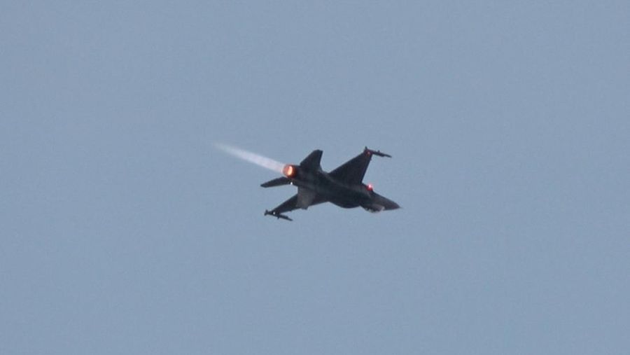 Asap mengepul setelah jet tempur F-16 Angkatan Udara Polandia jatuh saat latihan untuk Pertunjukan Udara tahunan Radom, menewaskan pilotnya, di Radom, Polandia, 28 Agustus 2025, dalam gambar diam yang diperoleh dari video media sosial. (EPRA SKYLINE/Damian Banasik via REUTERS)