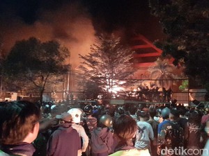 Giliran Gedung DPRD Sulsel di Makassar Dibakar Massa