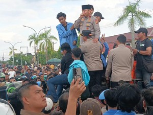 Kapolda Riau Temui Massa Ojol dan Mahasiswa, Demo Berlangsung Damai