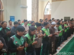 Kapolresta Bogor dan Komunitas Ojol Gelar Salat Gaib Doakan Affan Kurniawan