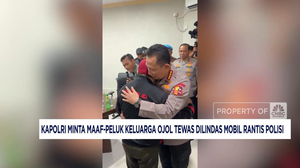 Kapolri Peluk dan Minta Maaf ke Keluarga Ojol Tewas Dilindas Rantis