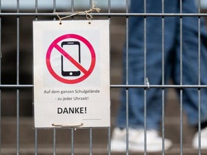 Kenapa Jerman Pertimbangkan Larangan Ponsel di Sekolah?