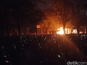 Massa Bakar Mobil Terparkir di RM Sebelah DPRD Jabar