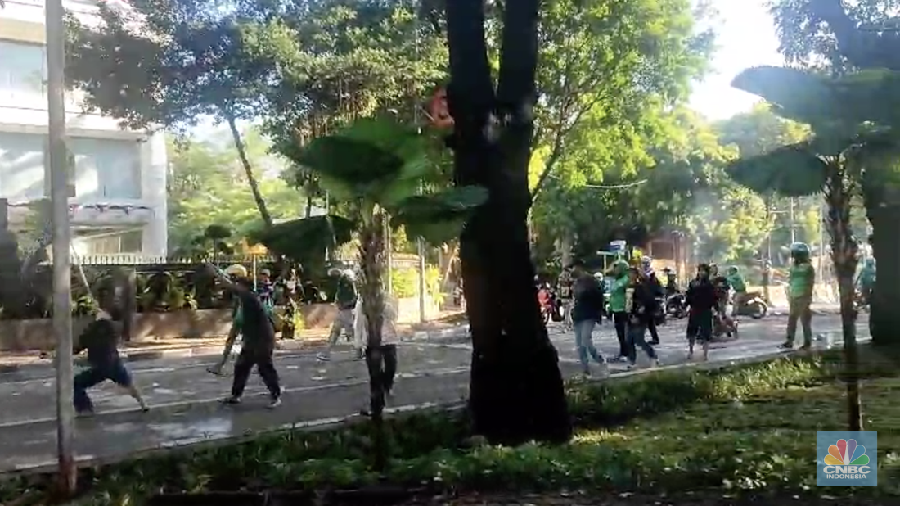 Suasana terkini di depan kantor Brimob kwitang. (CNBC Indonesia/Maesaroh)