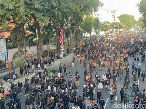 Suasana Terkini Aksi Solidaritas Affan di Depan Grahadi Surabaya