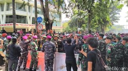 Personel Marinir Coba Tenangkan Massa Aksi Depan Mako Brimob di Kwitang