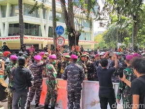 Personel Marinir Coba Tenangkan Massa Aksi Depan Mako Brimob di Kwitang