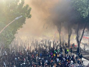 Massa Aksi Demo Ricuh di Grahadi, Polisi Tembakkan Gas Air Mata